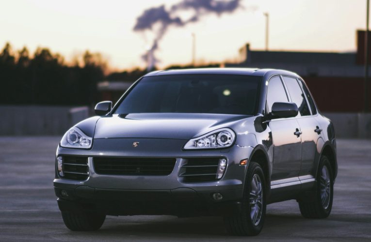 Porsche alia tradição e inovação: Cayenne Elétrico bate recorde e edição especial 911 homenageia clube de fãs